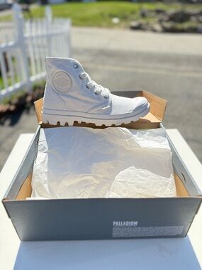 NWT Palladium Women’s 7 White on White Canvas High-Top Sneakers